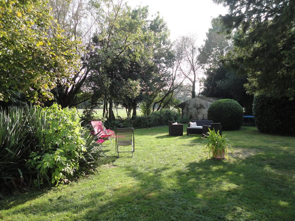 Saint-Saturnin-du-Bois Les 2 Madeleine Bed & Breakfast エクステリア 写真
