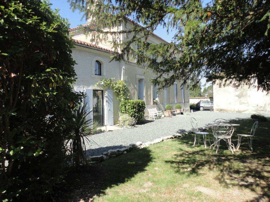 Saint-Saturnin-du-Bois Les 2 Madeleine Bed & Breakfast エクステリア 写真